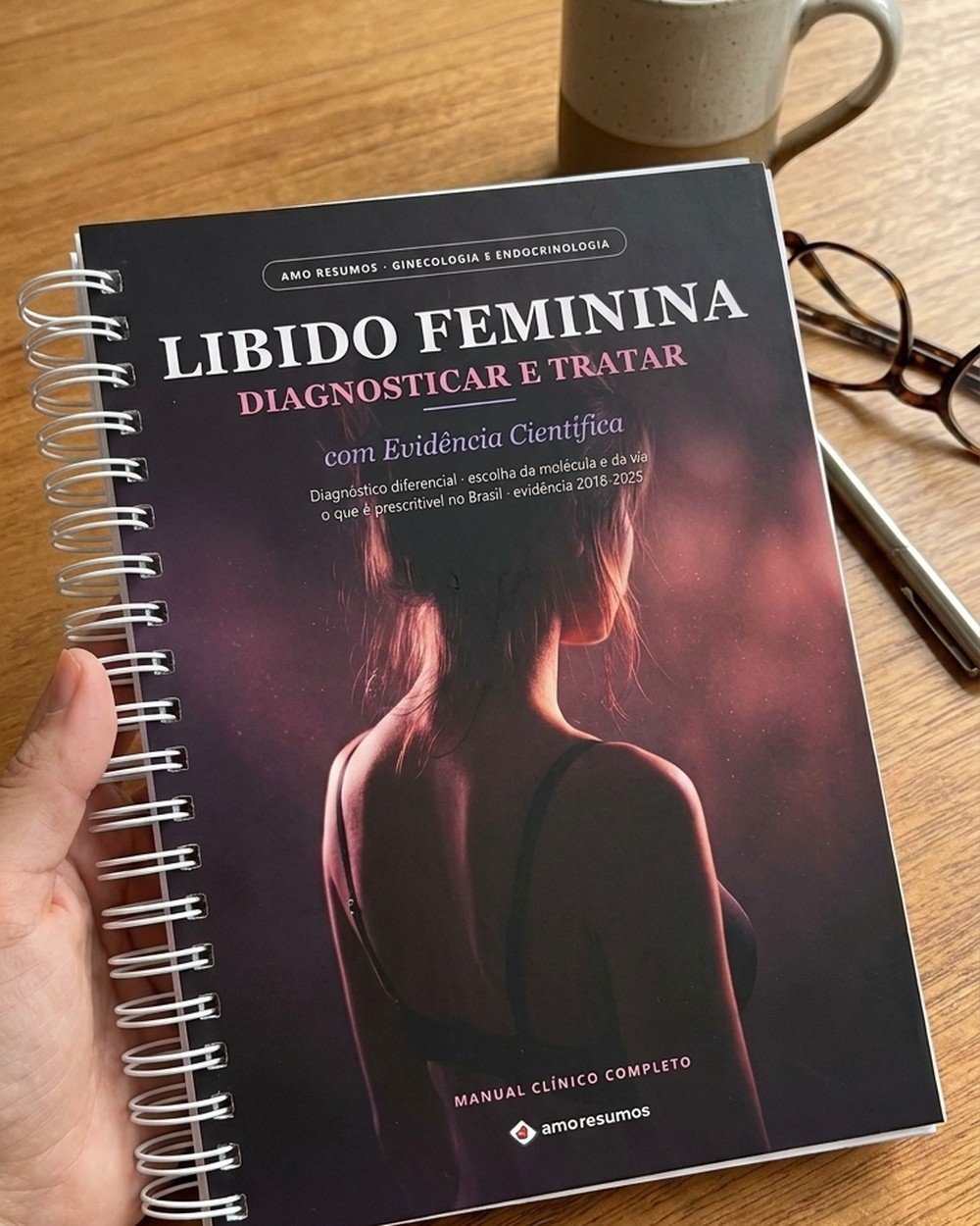 Manual Libido Feminina sobre a mesa
